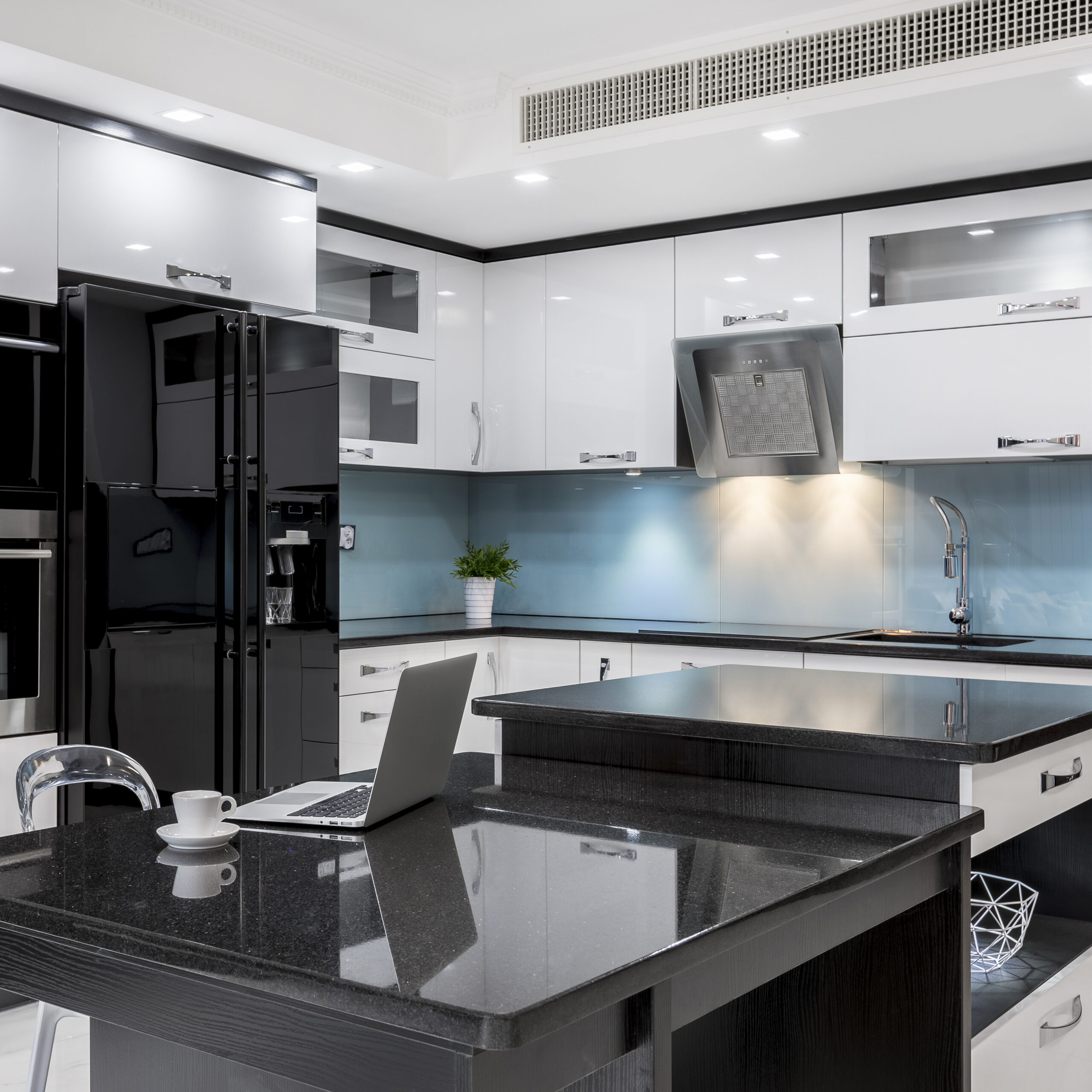 Black,And,White,,Stylish,,High,Gloss,Kitchen,With,Island