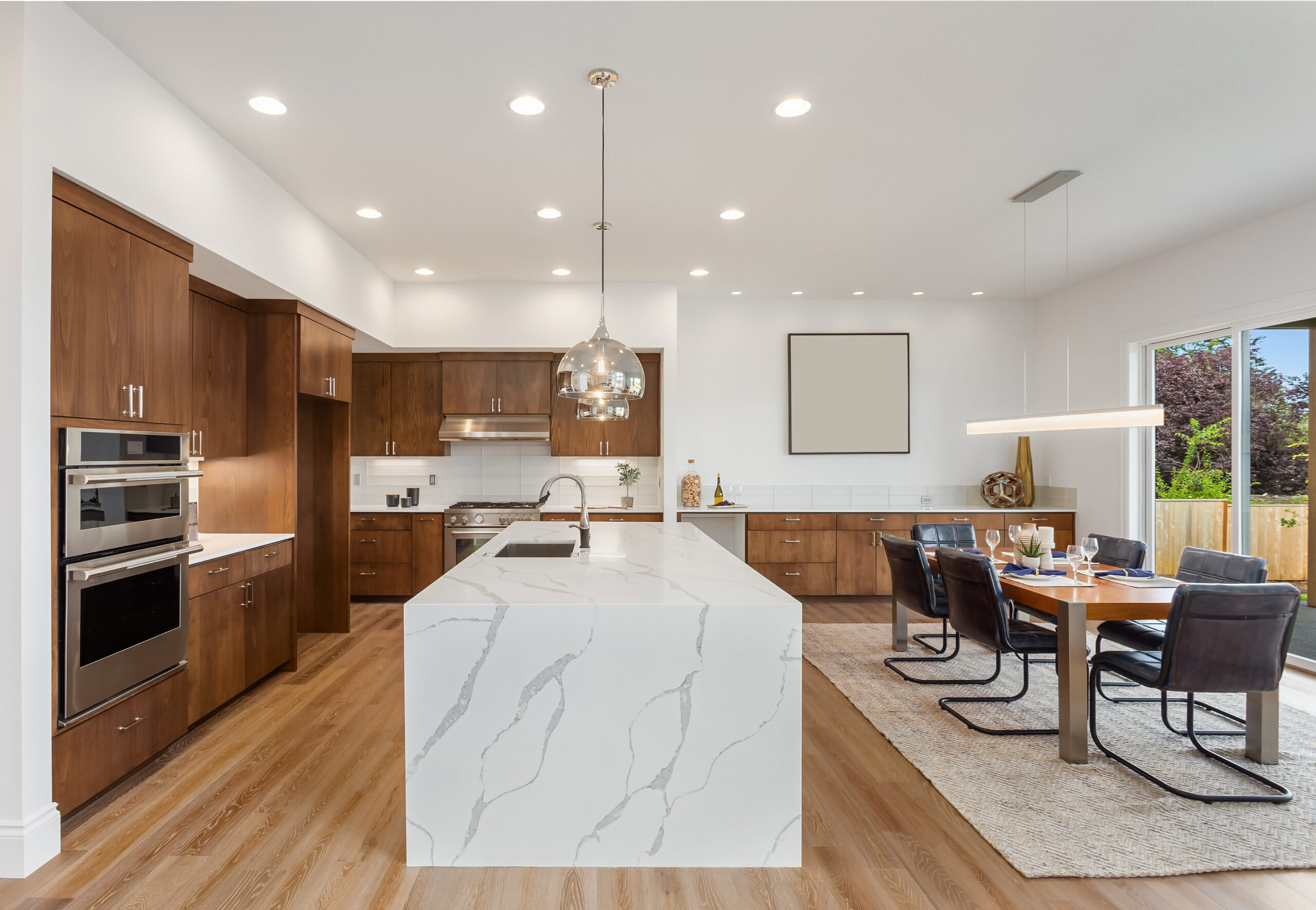 Kitchen,In,New,Luxury,Home,With,Quartz,Waterfall,Island,,Hardwood