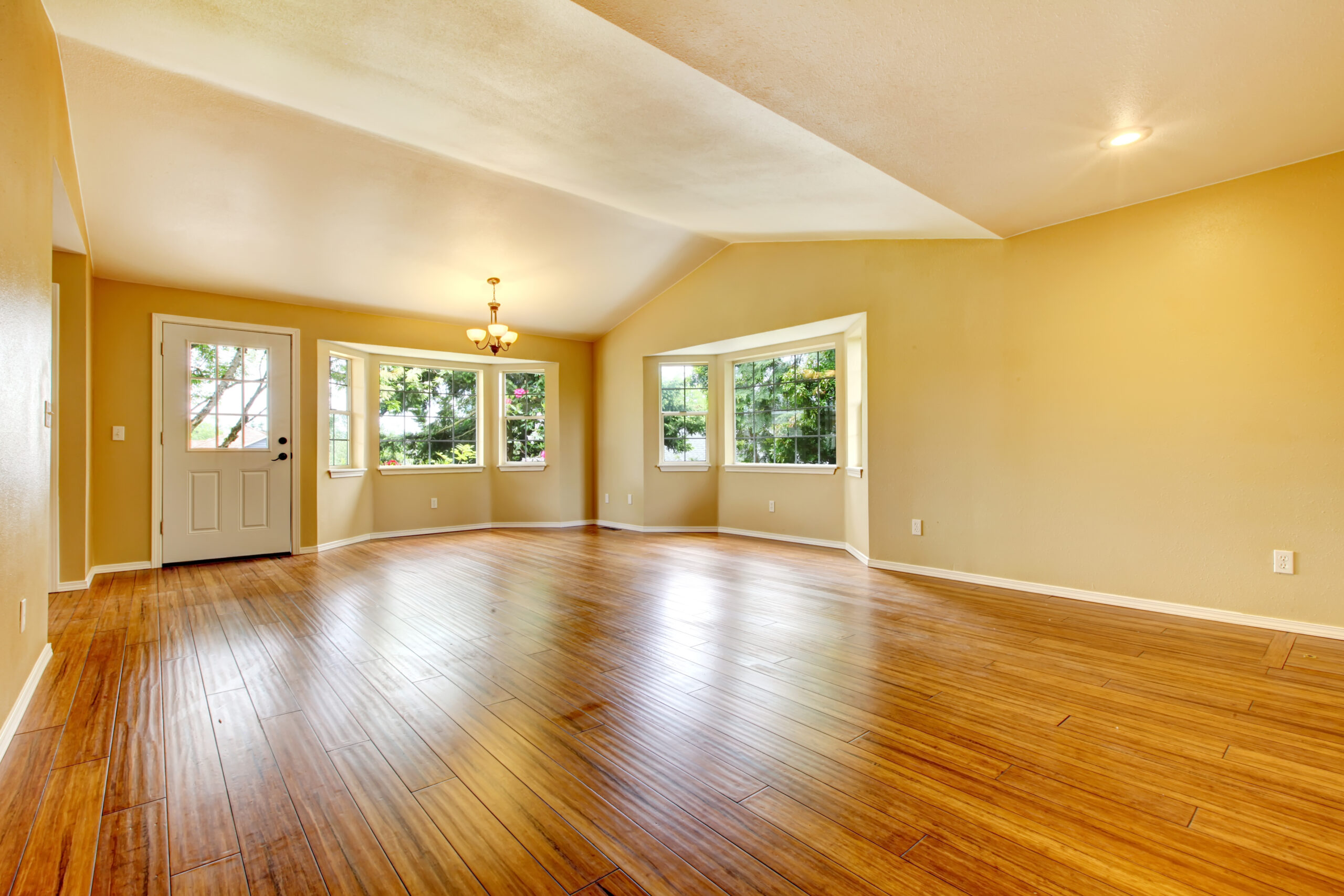 Large,Empty,Newly,Remodeled,Living,Room,With,Wood,Floor.