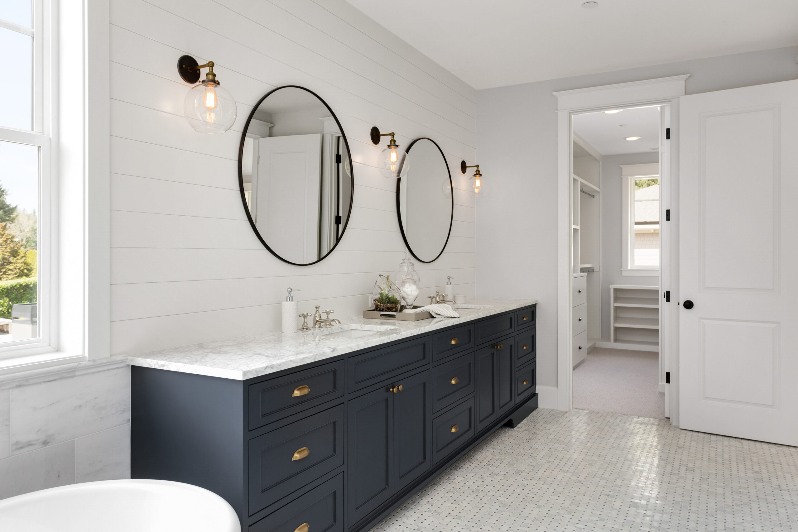 Beautiful,White,And,Bright,Bathroom,In,New,Luxury,Home,With