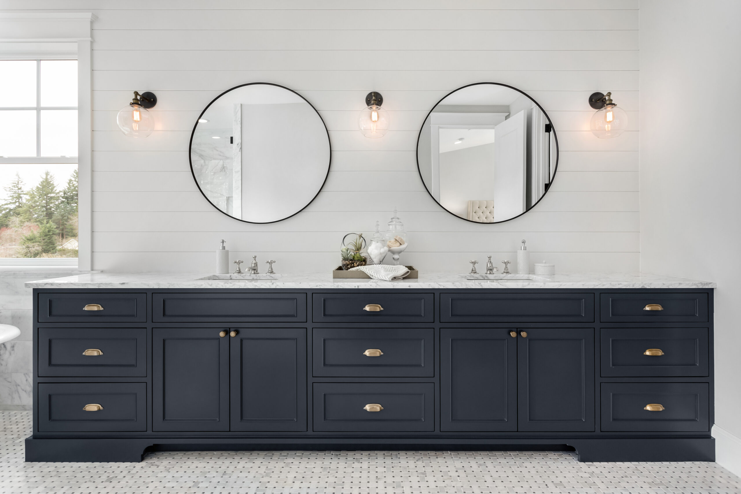 Large,Double,Vanity,In,Master,Bathroom,In,New,Luxury,Home.