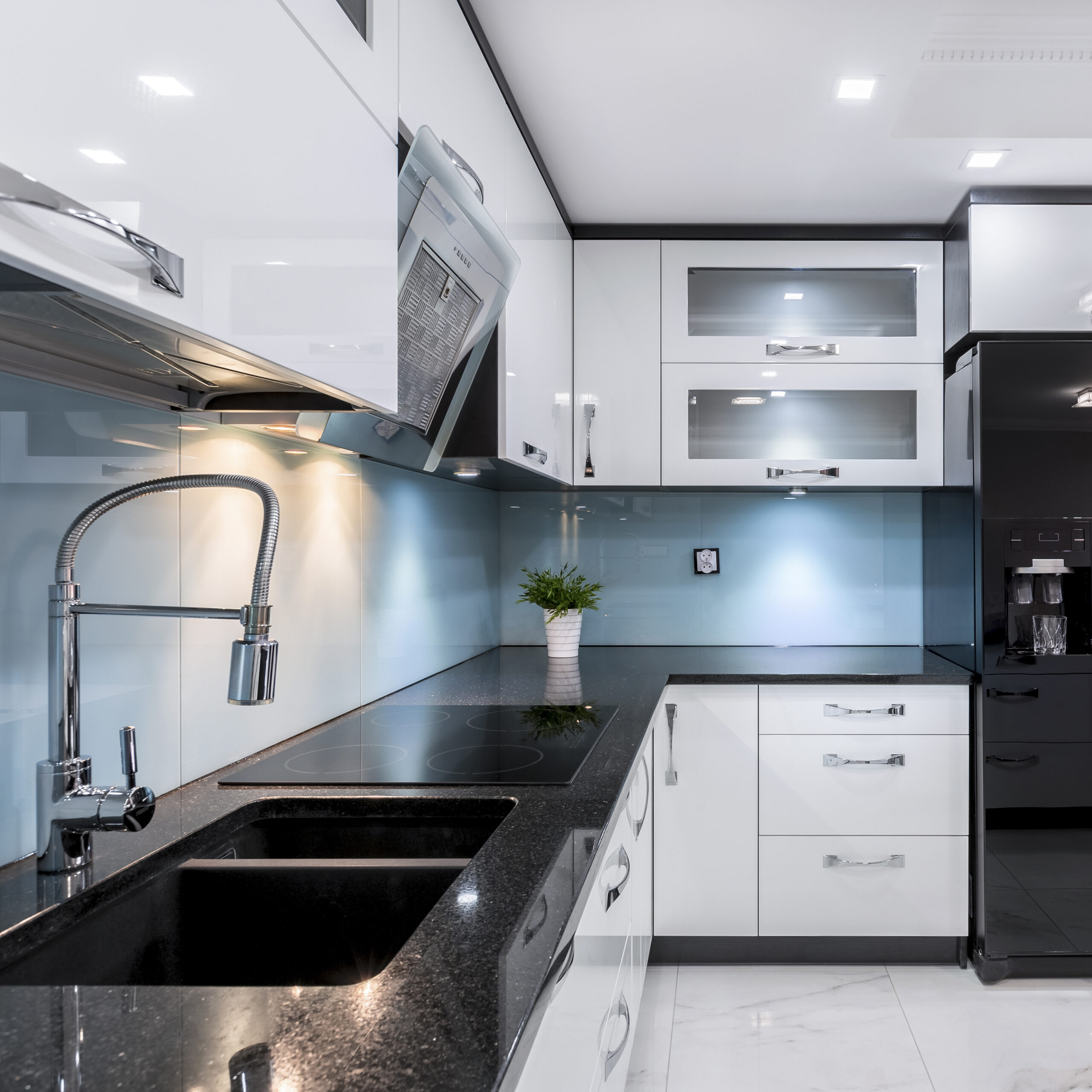 Modern,And,Elegant,Kitchen,With,Black,And,White,Furniture