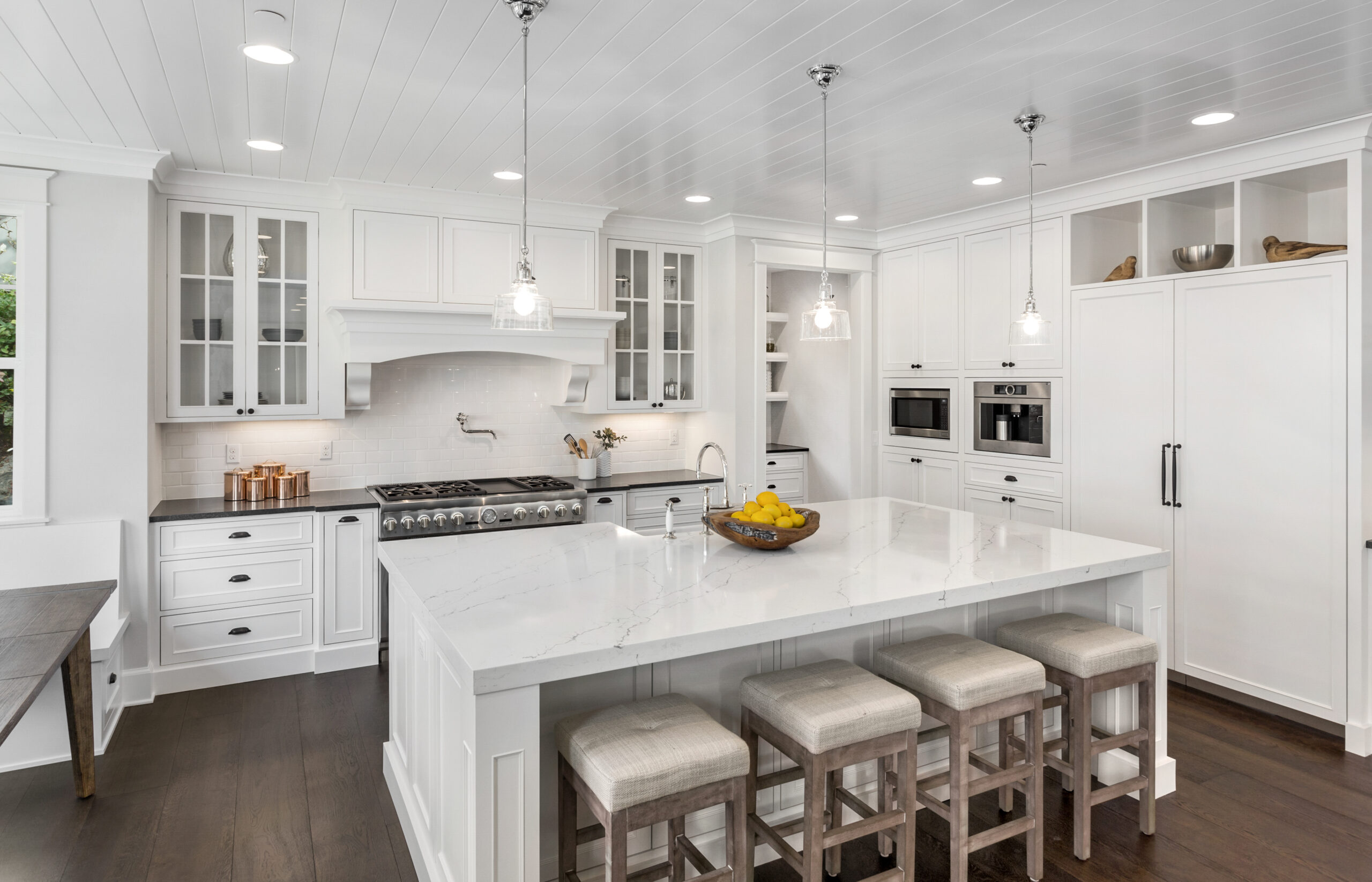 Beautiful,White,Kitchen,In,New,Luxury,Home.,Features,Hardwood,Floors,