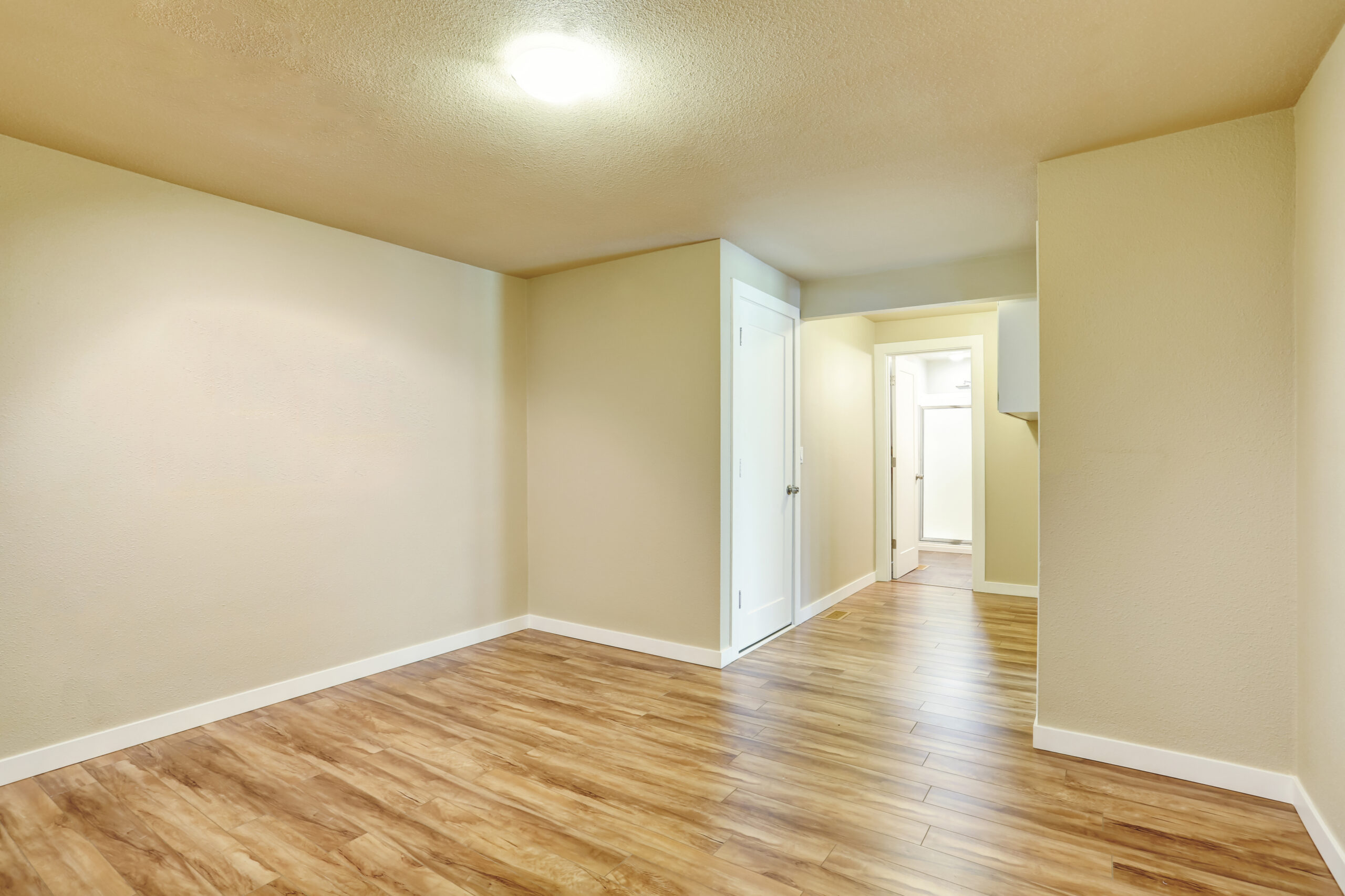 Hallway,Interior,In,Light,Tones,Walls,And,Hardwood,Floor.,Northwest,