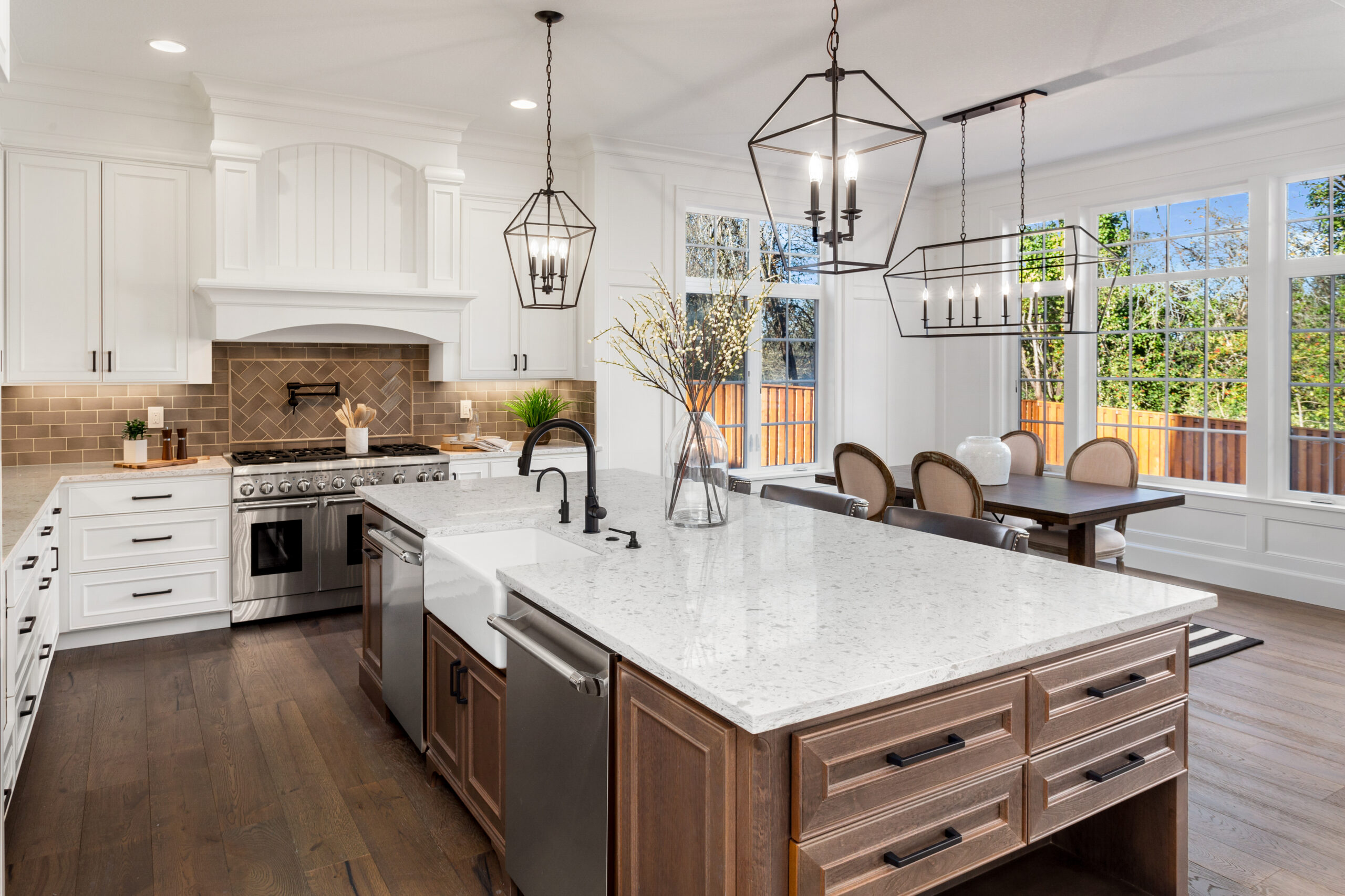 Beautiful,Kitchen,In,New,Traditional,Style,Luxury,Home,,With,Quartz