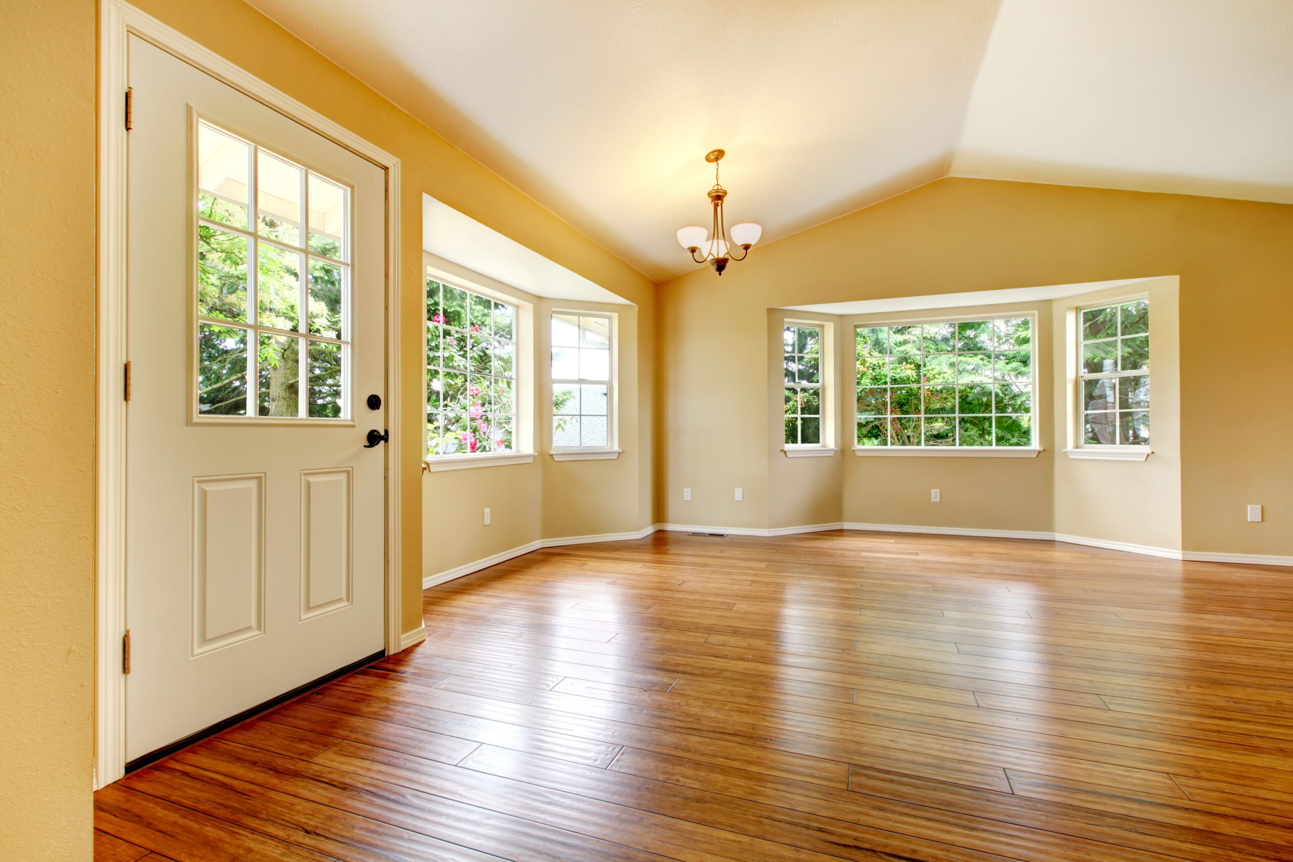 Large,Empty,Newly,Remodeled,Living,Room,With,Wood,Floor.